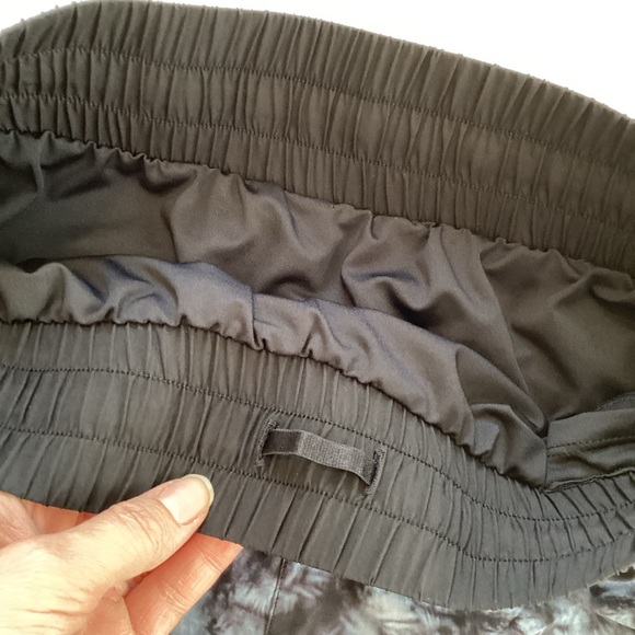 ZYIA Active lined running shorts - Picture 3 of 6